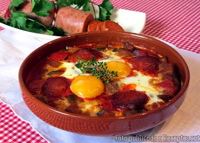 Ous al plat amb samfaina i sobrassada